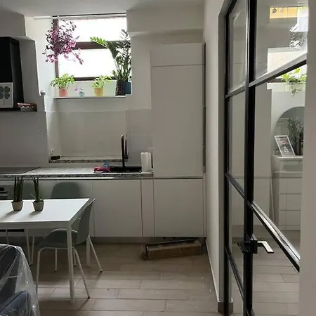 Elegant 2 Bedroom In דירה