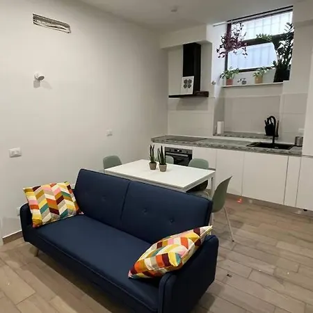 Elegant 2 Bedroom In דירה