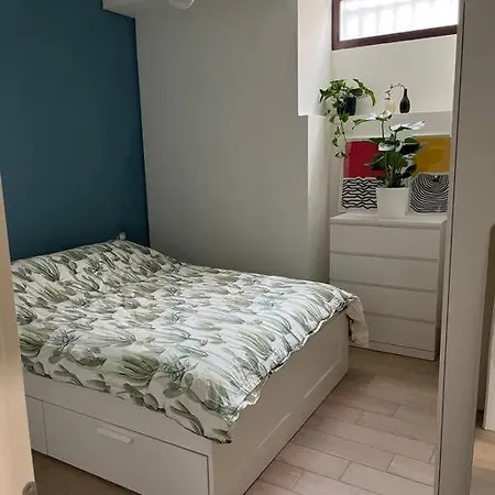 Elegant 2 Bedroom In דירה