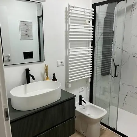Elegant 2 Bedroom In דירה *